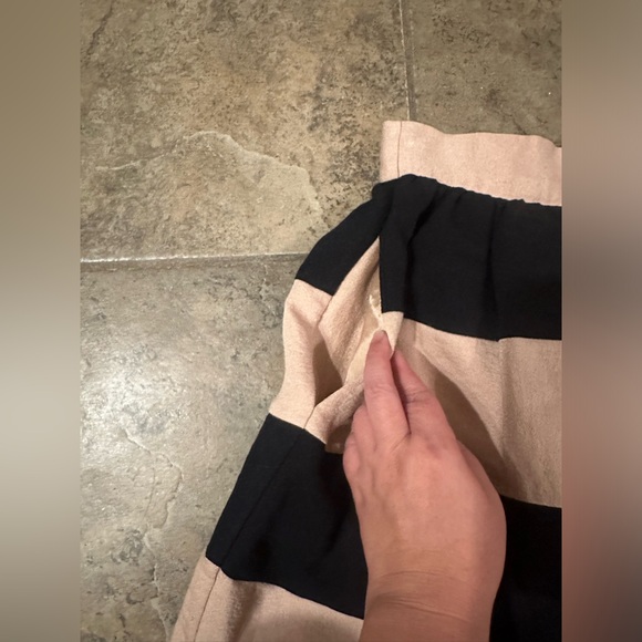 BCBG Generation Pleated Black and Beige Stripe Mini Skirt with Pockets Sz 4 - Picture 4 of 6